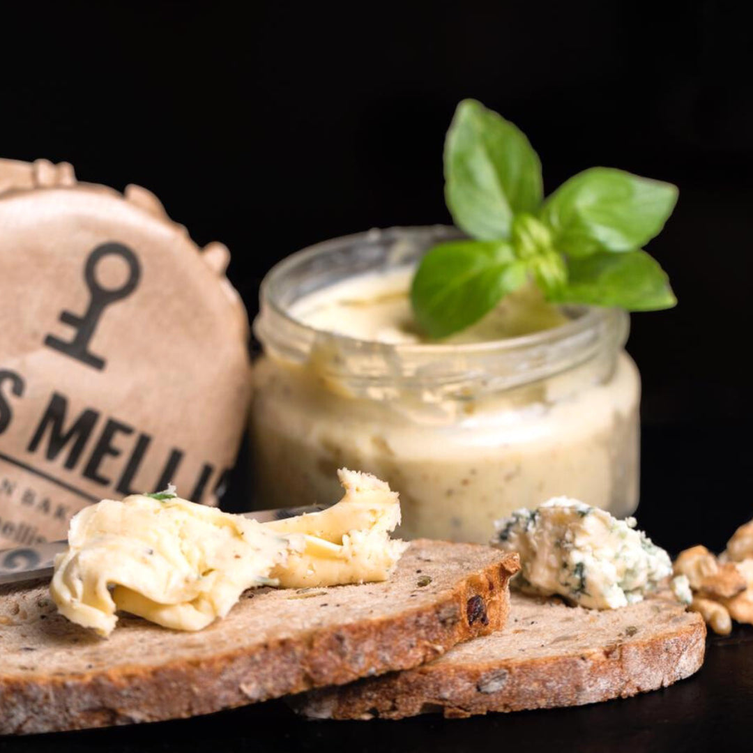 Unt cu bluecheese și nucă pe pâinea spelta